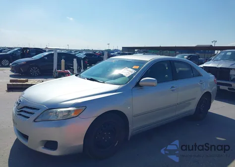 2010 Toyota Camry Le z USA, uszkodzony, nr VIN 4T1BF3EK8AU040173